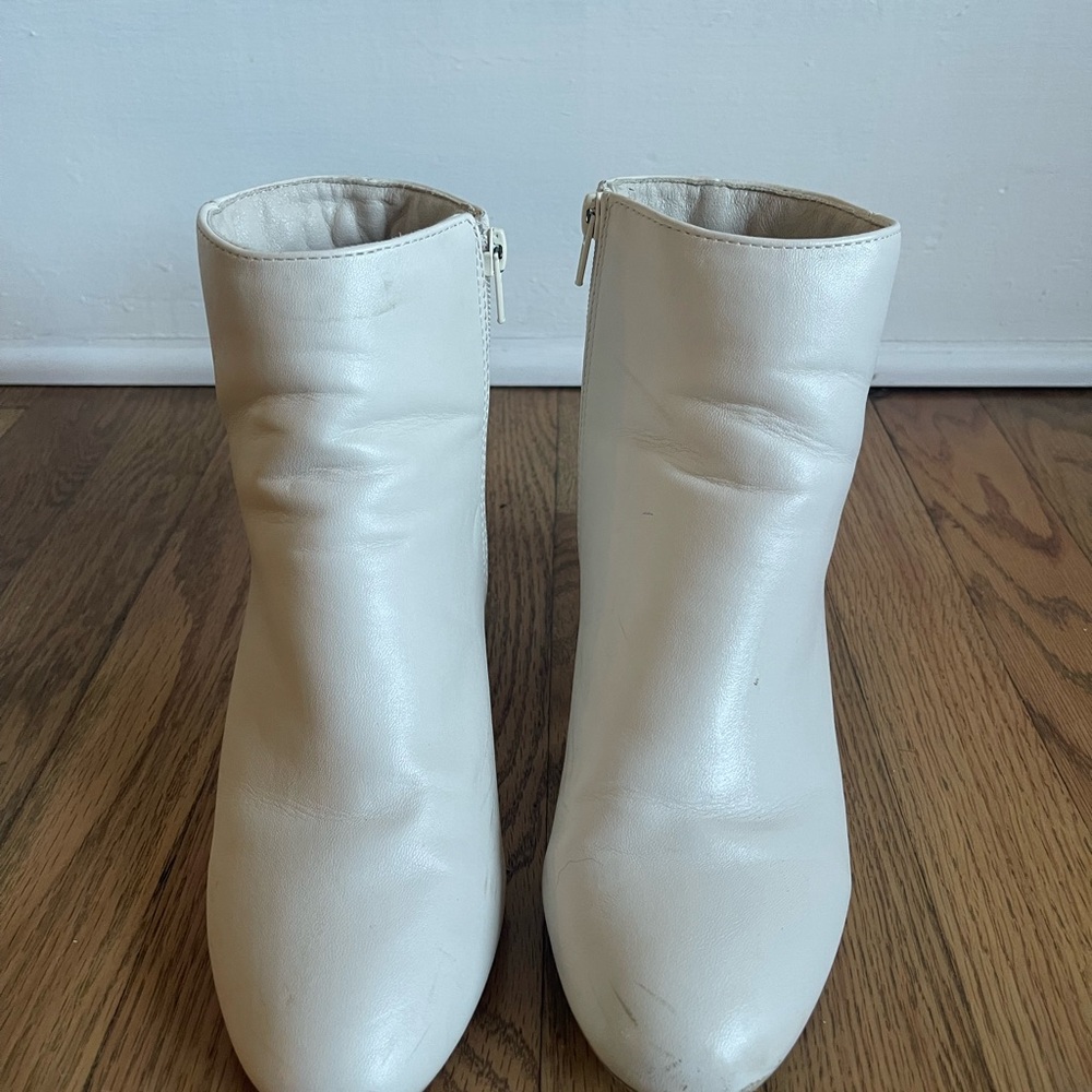 XOXO “Kahana” White Ankle Booties w/ Gold Heel – Size 8